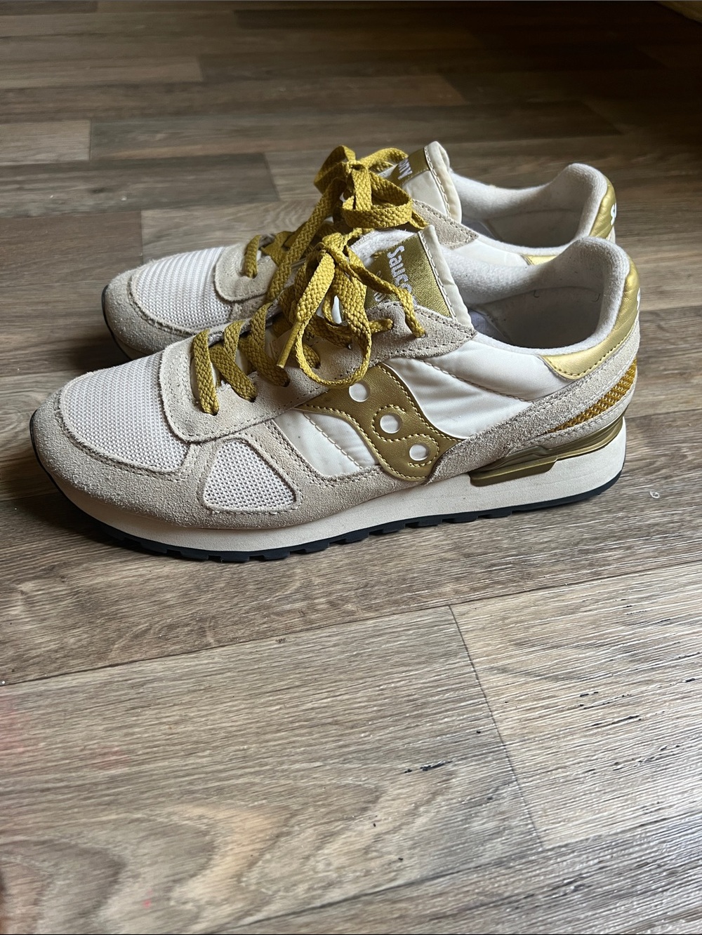 Saucony Men’s Beige and Gold Low-Top Sneakers
